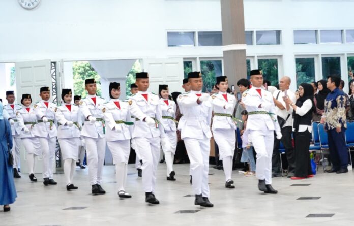IMG-20250816-WA0056 Pelaksanaan pengukuhan Paskibraka tingkat Kabupaten Garut Tahun 2025, yang dilaksanakan di Gedung Pendopo Garut, Jum'at (15/8/2025).