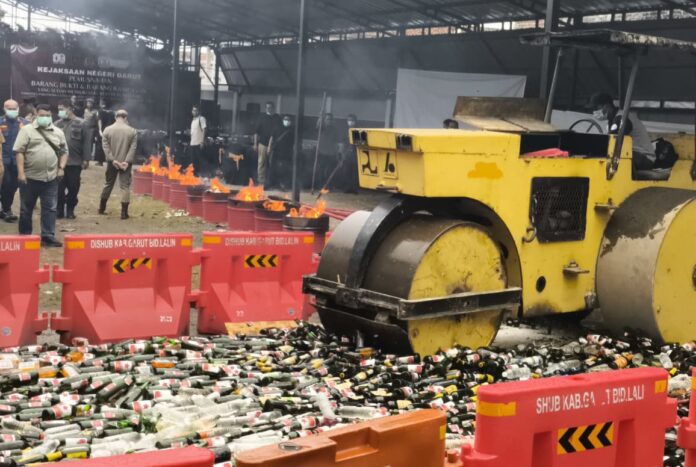 IMG-20250819-WA0010 Pelaksanaan pemusnahan barang bukti dan barang rampasan yang sudah memiliki kekuatan hukum tetap, yang dilaksanakan di Kantor Kejari Garut, Jalan Merdeka, Kecamatan Tarogong Kidul, Kabupaten Garut, Selasa (19/8/2025).