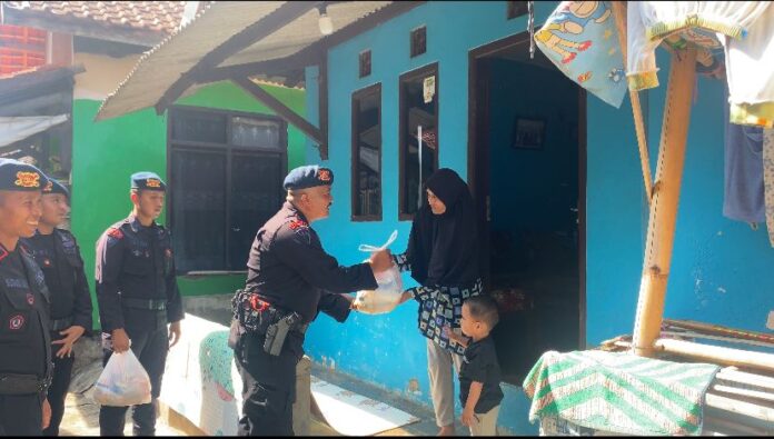 IMG-20250822-WA0035 Jumat Berkah, Personel Brimob Batalyon D Pelopor Satbrimob Polda Jabar berbagi kasih sayang kepada para ibu lansia melalui program “Brimob Nyaah ka Indung”, sebagai wujud nyata kepedulian dan penghormatan kepada orang tua. Jumat (22/8/2025).