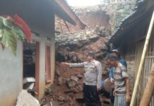 Dua Rumah Warga Terdampak Longsor Akibat Hujan Deras di Singajaya Garut