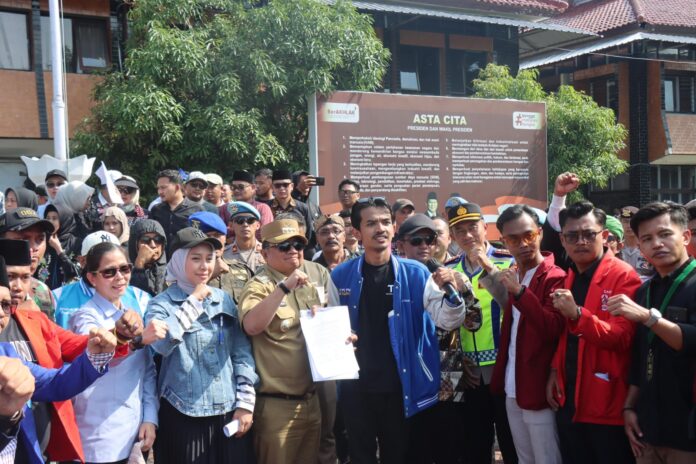 IMG-20250902-WA0053 Bupati Garut, DPRD, dan Forkopimda temui massa aksi dari Aliansi Mahasiswa dan Masyarakat Garut Menggugat, bertempat di Lapangan Sekretariat Daerah (Setda) Kabupaten Garut, Jalan Pembangunan, Kecamatan Tarogong Kidul, Selasa (2/9/2025).