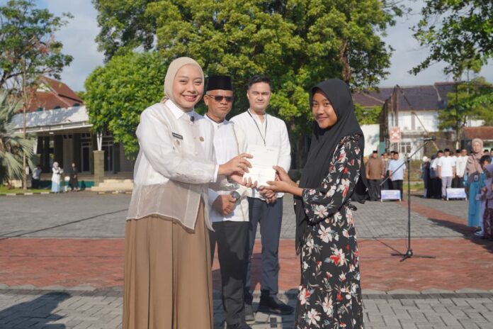 Wakil Bupati Garut, Putri Karlina, memimpin Apel Gabungan, bertempat di Lapangan Sekretariat Daerah (Setda) Kabupaten Garut, Jalan Pembangunan, Kecamatan Tarogong Kidul, Senin (22/9/2025).