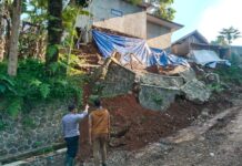 Hujan Deras Picu Longsor di Sukawangi Singajaya Garut, Satu Rumah Warga Rusak Berat dan 1 lainya Terancam