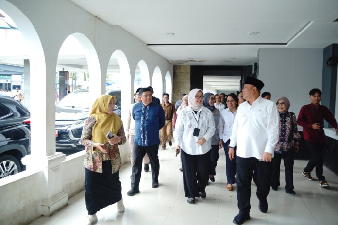 IMG-20250926-WA0159 Wakil Ketua DPR RI, Cucun Ahmad Syamsurijal, didampingi Bupati Garut, Abdusy Syakur Amin, mengunjungi beberapa ruangan yang ada di RSUD dr. Slamet Garut, Jalan RSU, Kecamatan Tarogong Kidul, Kabupaten Garut, Jum'at (26/9/2025).