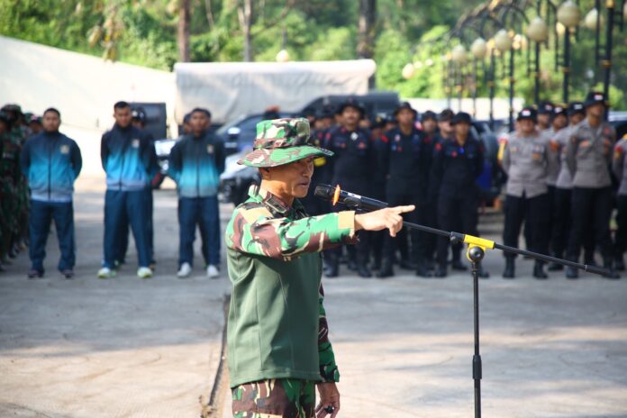 Kodim 0611/Garut memimpin kegiatan Karya Bakti pembersihan Situ Bagendit, Desa Sukamukti, Kecamatan Banyuresmi, Kabupaten Garut, Jumat (26/9/2025).