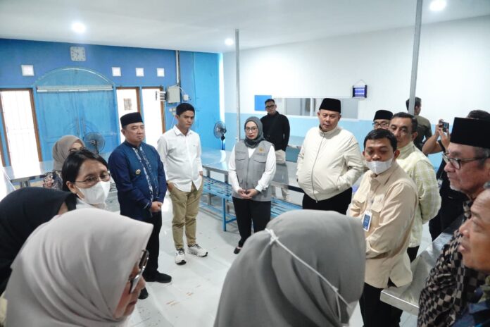 IMG-20250926-WA0228 Wakil Ketua DPR RI ke Dapur MBG Al Bayyinah 2, Kantor Kecamatan Kadungora, serta MTs dan MA Maarif Cilageni, Kecamatan Kadungora, Kabupaten Garut, Jum'at (26/9/2025).