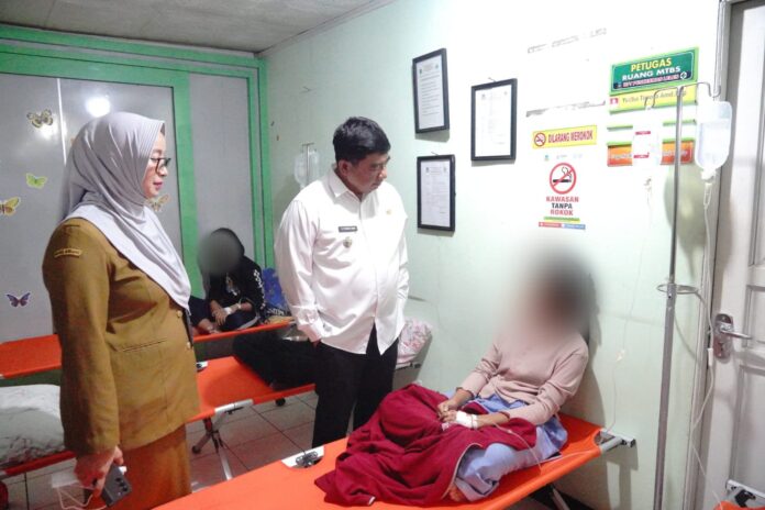 Bupati Garut, Abdusy Syakur Amin, melakukan peninjauan kondisi terkini penyintas keracunan makanan di Puskesmas Kadungora, Puskesmas Leles, dan RSUD dr. Slamet Kabupaten Garut, pada Selasa malam (30/9/2025).