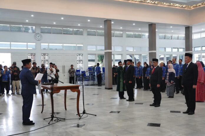 Pengambilan Sumpah dan Pelantikan Pejabat Pimpinan Tinggi Pratama (PPTP) di Lingkungan Pemkab Garut, yang dilaksanakan di Gedung Pendopo Garut, Kecamatan Garut Kota, Kabupaten Garut, Rabu (1/10/2025)