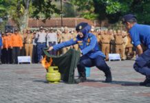 Pemkab Garut Gelar Simulasi Penanganan Kebakaran Mandiri, Bupati Tekankan Kesiapsiagaan Diri Pelaksanaan Simulasi Penanganan Kebakaran Mandiri oleh Dinas Pemadam Kebakaran (Disdamkar) Kabupaten Garut pada apel gabungan di Lapangan Sekretariat Daerah, Jalan Pembangunan, Kecamatan Tarogong Kidul, Kabupaten Garut, Senin (6/10/2025).