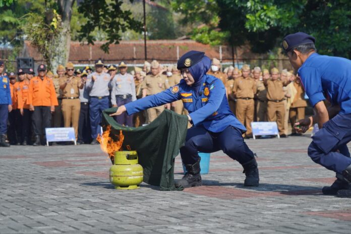 IMG-20251006-WA0023 Pelaksanaan Simulasi Penanganan Kebakaran Mandiri oleh Dinas Pemadam Kebakaran (Disdamkar) Kabupaten Garut pada apel gabungan di Lapangan Sekretariat Daerah, Jalan Pembangunan, Kecamatan Tarogong Kidul, Kabupaten Garut, Senin (6/10/2025).