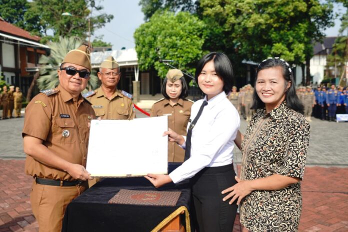 IMG-20251020-WA0004 Bupati Garut, Abdusy Syakur Amin, memimpin Apel Gabungan yang dirangkaikan dengan Pengangkatan dan Penandatanganan Surat Perjanjian Ikatan Dinas Calon Pegawai Negeri Sipil (CPNS) Lulusan Institut Pemerintahan Dalam Negeri (IPDN) Angkatan 32 Tahun 2025. Acara dilaksanakan di Lapangan Sekretariat Daerah (Setda) Kabupaten Garut, Kecamatan Tarogong Kidul, Senin (20/10/2025).