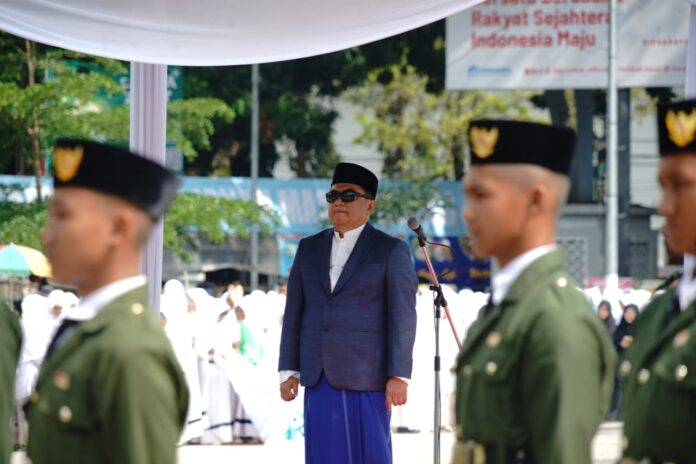 IMG-20251022-WA0018 Bupati Garut, Abdusy Syakur Amin, Pimpin Upacara Peringatan Hari Santri tahun 2025, bertempat di Lapangan Otto Iskandar Dinata, Jalan Ahmad Yani, Kecamatan Garut Kota, Kabupaten Garut, Rabu (22/10/2025).