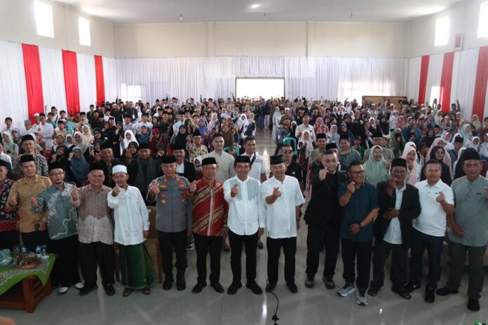 IMG-20251026-WA0160 Asisten Pemerintahan dan Kesejahteraan Rakyat (ASDA I) Kabupaten Garut, Bambang Hafidz, menghadiri Pembukaan Lomba Tahfidz Quran Se-Jawa Barat yang dilaksanakan di Aula Graha Kodim 0611/Garut, Jalan Veteran, Kecamatan Garut Kota, Kabupaten Garut, Minggu (26/10/2025).