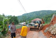 Tim Gabungan Bersihkan Material Longsor, Akses Jalan Peundeuy –Toblong Kini Kembali Bisa Dilalui