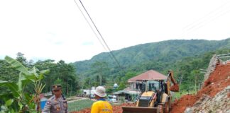Tim Gabungan Bersihkan Material Longsor, Akses Jalan Peundeuy –Toblong Kini Kembali Bisa Dilalui