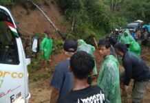 Longsor Tutup Jalan, Polsek Banjarwangi Bersama Warga Bersihkan Material