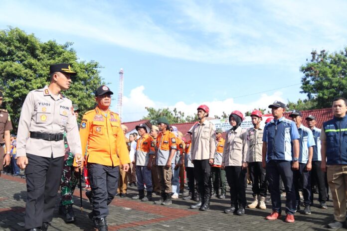 IMG-20251104-WA0037 Apel dan Gladi Lapang Kesiapsiagaan Bencana Hidrometeorologi dan Gempa Bumi di Kabupaten Garut, yang dilaksanakan di Lapangan Sekretariat Daerah (Setda) Kabupaten Garut, Jalan Pembangunan, Kecamatan Tarogong Kidul, Selasa (4/11/2025).