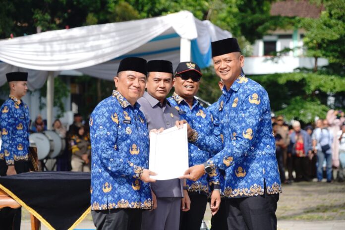 IMG-20251107-WA0049 Pelantikan dan Pengambilan Sumpah Jabatan Pegawai Pemerintah dengan Perjanjian Kerja Paruh Waktu (P3KPW) di Lingkungan Pemerintah Kabupaten Garut, yang dilaksanakan di Lapangan Otto Iskandar Dinata (Alun-Alun Garut), Kecamatan Garut Kota, Kabupaten Garut, Jum'at (7/11/2025).