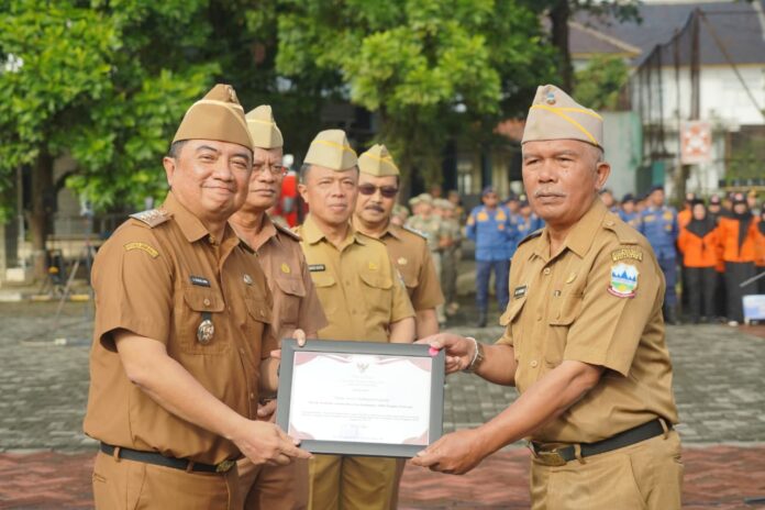 Bupati Garut, Abdusy Syakur Amin, secara resmi menyerahkan sejumlah penghargaan dalam apel gabungan yang digelar di Lapangan Sekretariat Daerah, Jalan Pembangunan, Kecamatan Tarogong Kidul, Senin (29/12/2025).