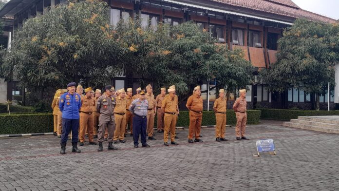 Sekretaris Daerah (Sekda) Kabupaten Garut, Nurdin Yana, memimpin Apel Gabungan di lingkungan Pemerintah Kabupaten Garut, yang berlangsung di Lapang Apel Sekretariat Daerah, Jalan Pembangunan, Kecamatan Tarogong Kidul, Senin (16/3/2026).